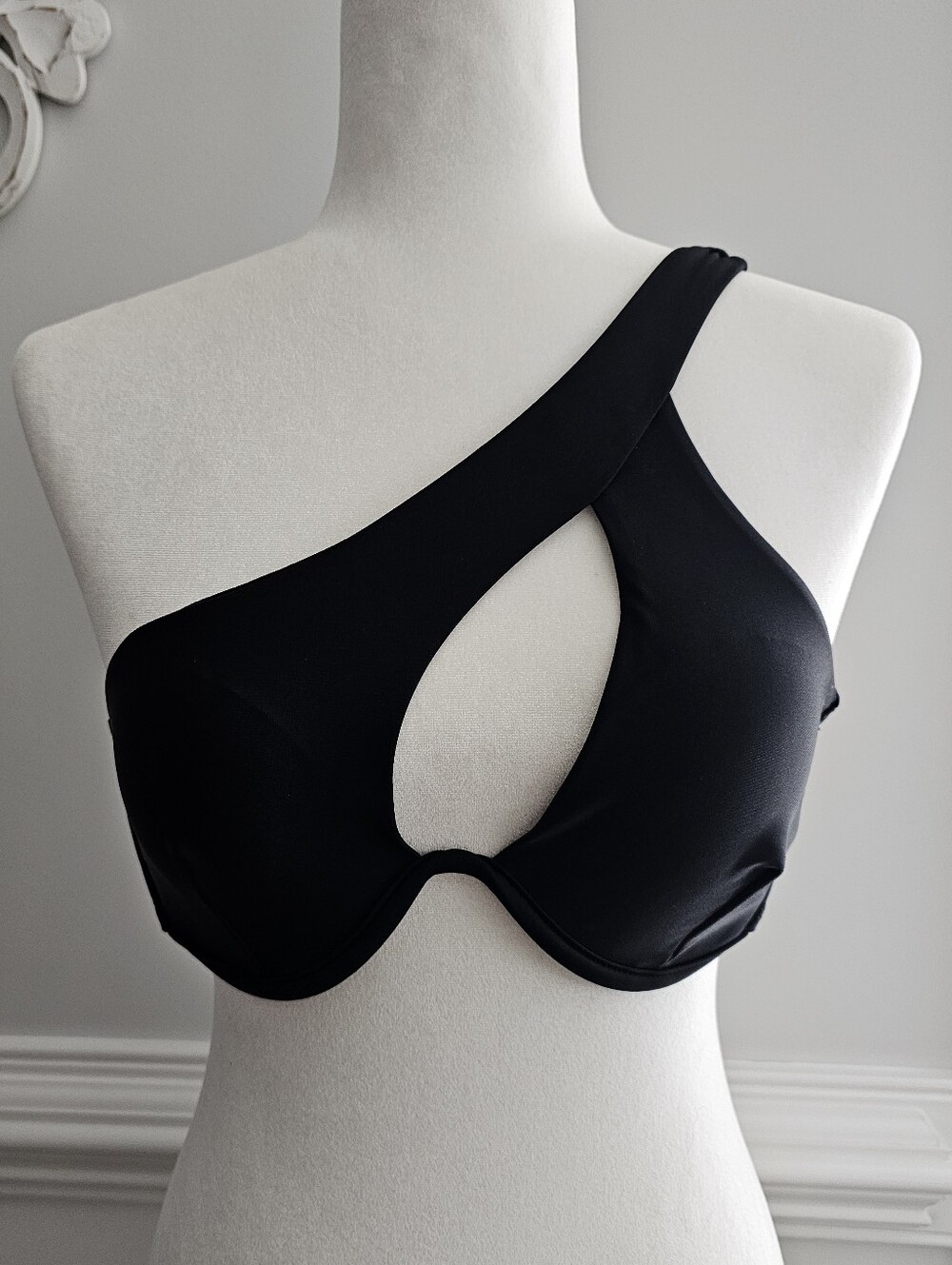 Modern Black One-Shoulder Cutout Underwire Bikini Top - Size Medium NWOT